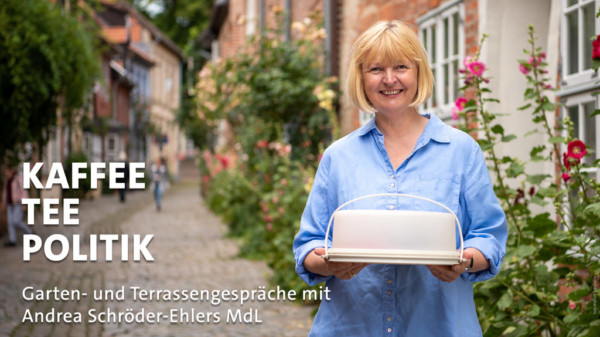 Andrea Schröder-Ehleres mit Kuchen in der Altstadt