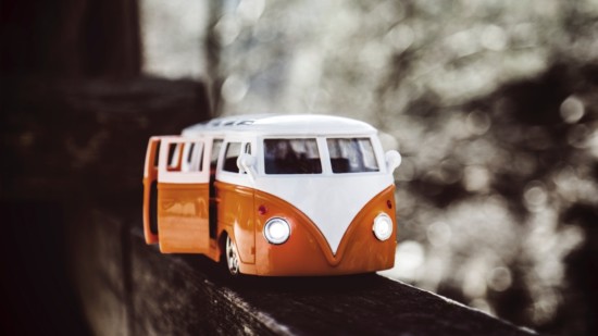 Miniatur-Bus im Fokus